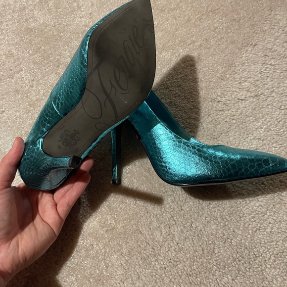 Fergie metallic blue pumps heels - Picture 2 of 4